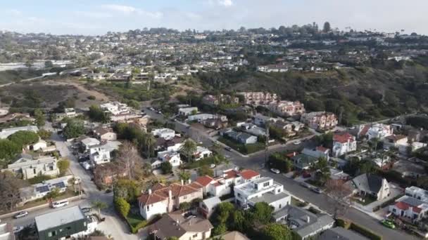 Αεροφωτογραφία της μικρής κοιλάδας με τα μεγάλα αρχοντικά στο La Jolla Hermosa, San Diego - Πλάνα, βίντεο