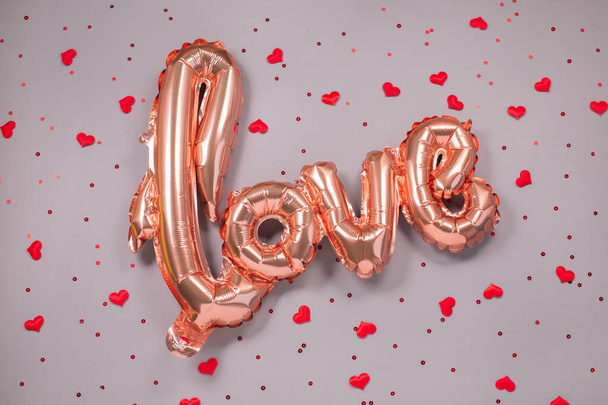 Pastelově béžový vzduchový balón ve tvaru slova láska - Fotografie, Obrázek