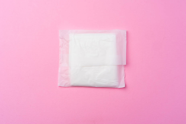 Female hygienic pad on pink background top view - Valokuva, kuva