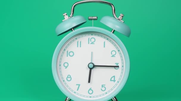 El reloj de mesa verde muestra 6.00 AM a 7.40 AM. - Metraje, vídeo
