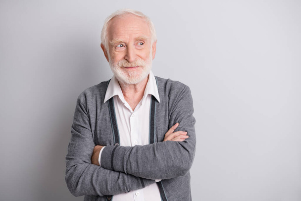 Photo of old optimistic man crossed arms look empty space wear dark sweater isolated on grey background - Foto, Bild