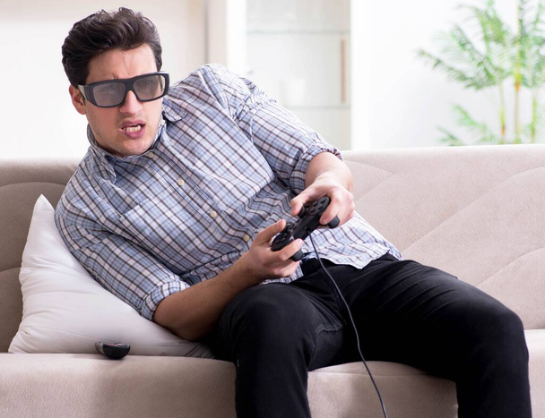 Mies pelaa 3D-pelejä kotona - Valokuva, kuva