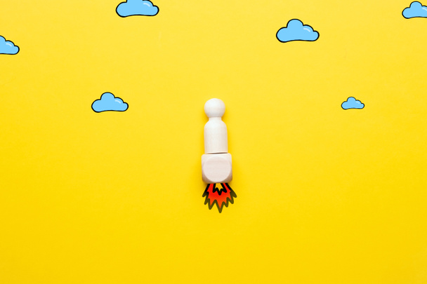 Концепция личностного роста абстрактного человека на ракете в небо - Фото, изображение