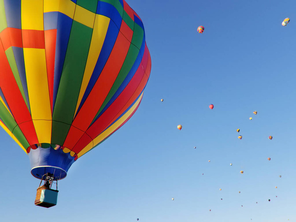 Lufi Fesztivál. Repülő ballonok a kék égen, Adirondack, Queensbury, New York - Fotó, kép