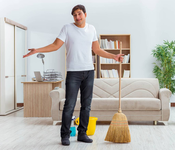 Férj férj takarítás a ház segít feleség - Fotó, kép