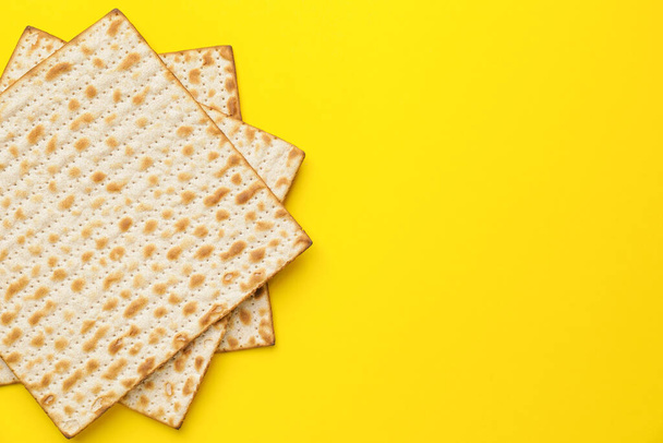 Matza à pain plat juif pour la Pâque sur fond de couleur - Photo, image