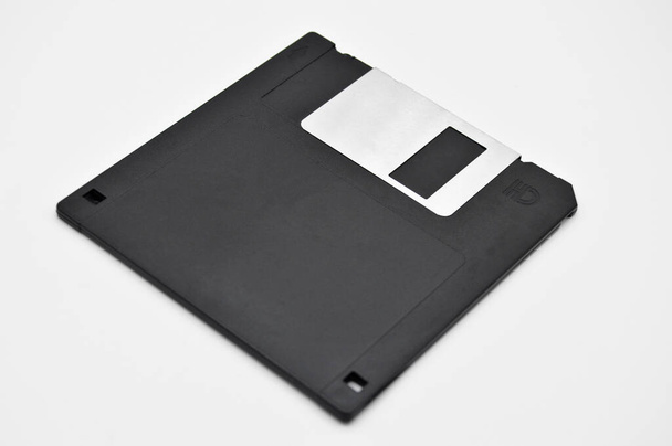 Stary komputer i przechowywanie danych, czarny plastikowy dyskietka magnetyczna 3,5 cala, izolowane na białym tle - Zdjęcie, obraz