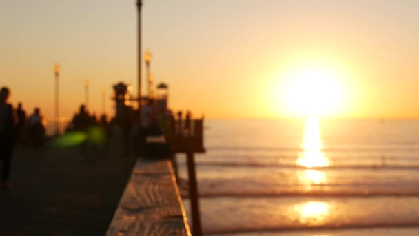 カリフォルニア州の木製の桟橋を歩く人々。オーシャンサイドウォーターフロントの観光休暇リゾート. - 映像、動画