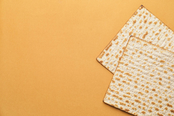 Joodse platbrood matza voor Pascha op kleur achtergrond - Foto, afbeelding