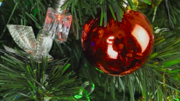 Arbre décoré de Noël filant sur un fond vert - Séquence, vidéo