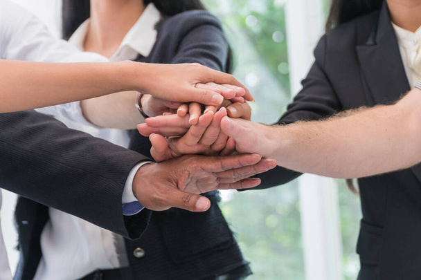 Handen van een zakenman die de handen ineen slaat om samen te werken. Teamwork Concept. - Foto, afbeelding