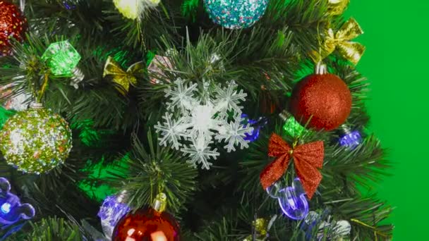 Árbol de Navidad girando sobre un fondo verde - Metraje, vídeo