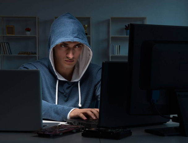 Hacker hacken computer 's nachts - Foto, afbeelding