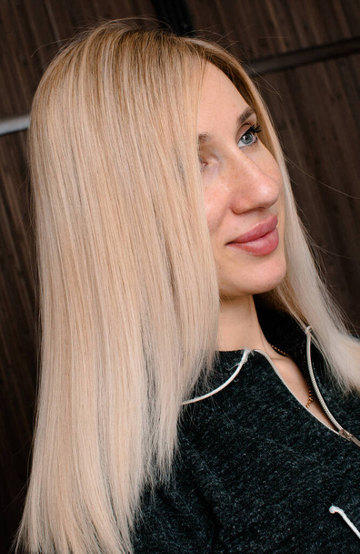 Портрет молодой блондинки с голубыми глазами - Фото, изображение