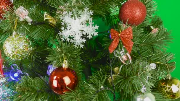 Noel süslemeli ağaç yeşil arka planda dönüyor - Video, Çekim