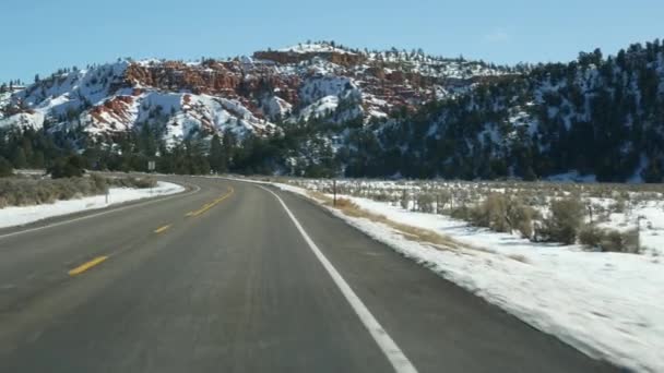 Roadtrip in den USA von Zion zum Bryce Canyon, Autofahren in Utah. Per Anhalter durch Amerika, Route 89 nach Dixie Forest. Winterreise, ruhige Atmosphäre und Schneeberge. Blick aus dem Auto - Filmmaterial, Video