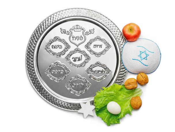 Samenstelling met Passover Seder plaat op witte achtergrond - Foto, afbeelding