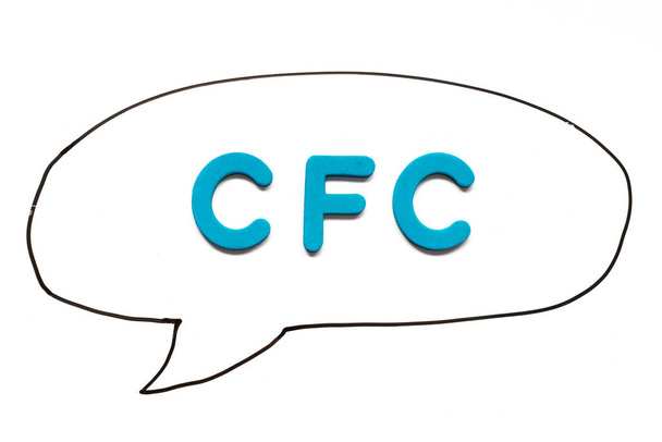 Lettera alfabetica con parola CFC (abbreviazione di Chlorofluorocarbon) in linea nera disegno a mano come discorso a bolle su sfondo lavagna bianca - Foto, immagini