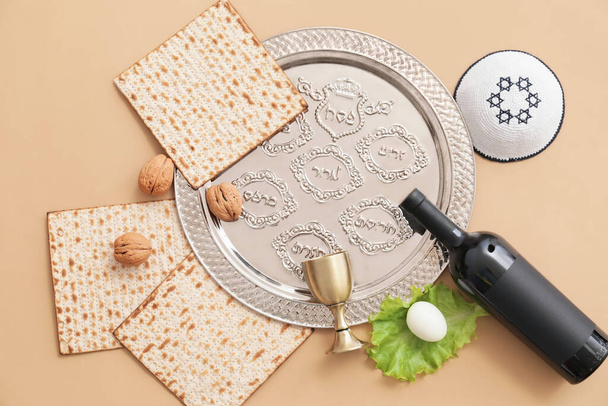Komposition mit Pessach Seder Platte auf farbigem Hintergrund - Foto, Bild