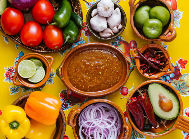 salsa mexicana salsa picante e ingredientes en una cocina de mesa en la ciudad de México, Top view copy space. - Foto, imagen