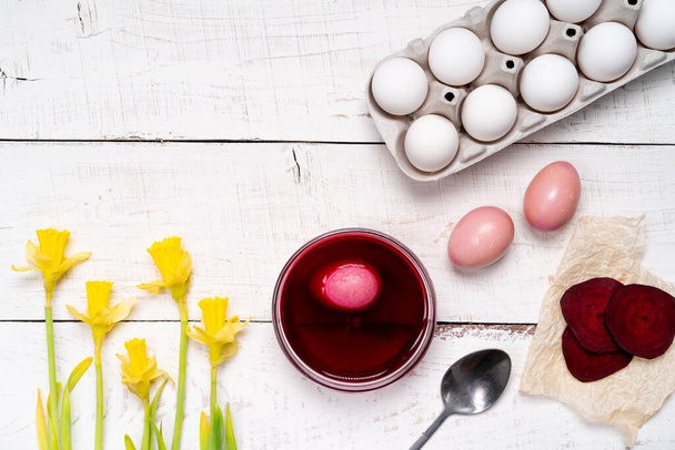 Τα πασχαλινά αυγά χρωματίζονται με φυσική βαφή αυγών από φρούτα και λαχανικά, χυμό τεύτλων - Φωτογραφία, εικόνα