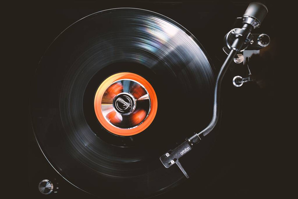 Klasický gramofon s vinylovou deskou. Turntable vinyl record player is playing music. - Fotografie, Obrázek