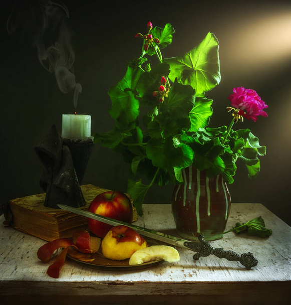 Natura morta con mele, gerani in fiore e candele spente. Vintage. Retro. - Foto, immagini