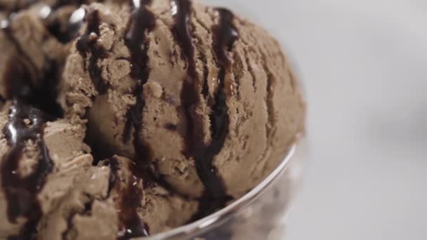Σερβίρισμα σπιτικού παγωτού σοκολάτας με σοκολάτα σε γυάλινο μπολ. - Πλάνα, βίντεο