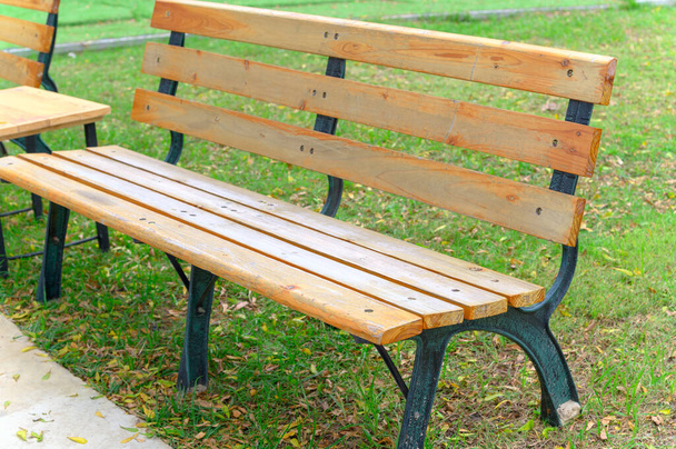 prázdná lavička v parku na zahradě - Fotografie, Obrázek
