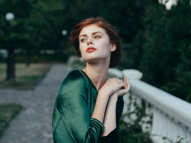 bella donna labbra rosse glamour natura abito verde modello di lusso - Foto, immagini