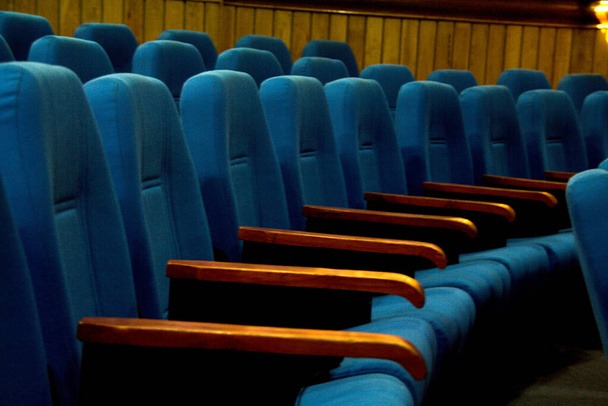 Řady modře zbarvených polstrovaných sedadel s opěrkami v kongresovém sále - Fotografie, Obrázek