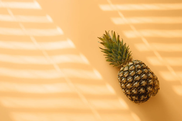 Ananas mit hartem trendigen Schatten auf pastellgelbem Hintergrund. - Foto, Bild