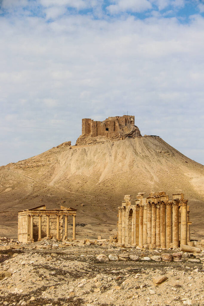 Die antike Stadt Palmerya in der syrischen Wüste im Jahr 2020 - Foto, Bild