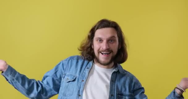 Vreugdevolle man dansend over gele achtergrond - Video