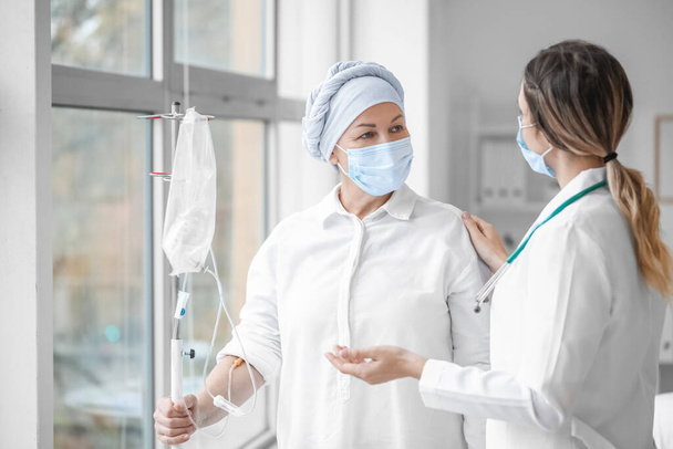 Lääkäri ja kypsä nainen, joka käy kemiallisen hoidon kurssin klinikalla - Valokuva, kuva