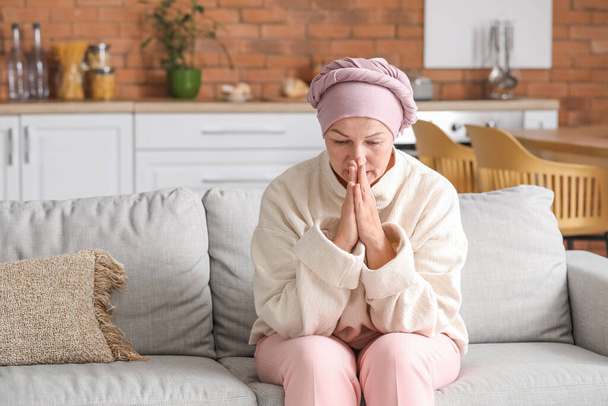Kypsä nainen rukoilee kemoterapian jälkeen kotona - Valokuva, kuva
