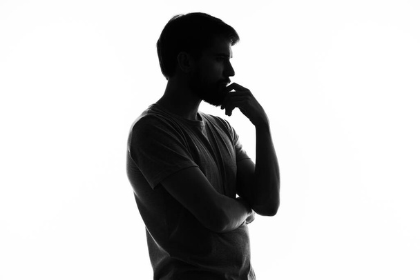 raadselachtige man gebaren met handen emoties silhouet witte achtergrond - Foto, afbeelding