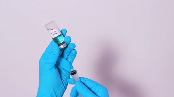 Um médico ou técnico de laboratório tem uma vacina contra o sarampo. Epidemia de sarampo, encefalite do sarampo. O conceito de vacinação na atenção à saúde - Filmagem, Vídeo