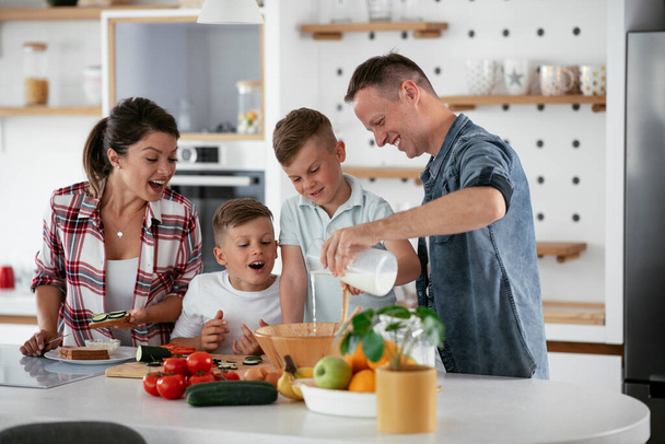 familia divirtiéndose en la cocina - Foto, imagen