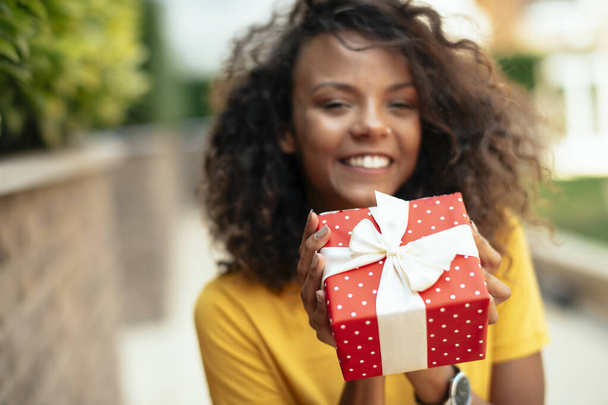 счастливая женщина, дающая подарочную коробку - Фото, изображение