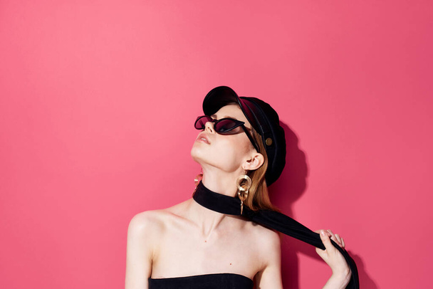 Mujer emocional con gafas de sol accesorios de joyería Glamor fondo rosa - Foto, imagen