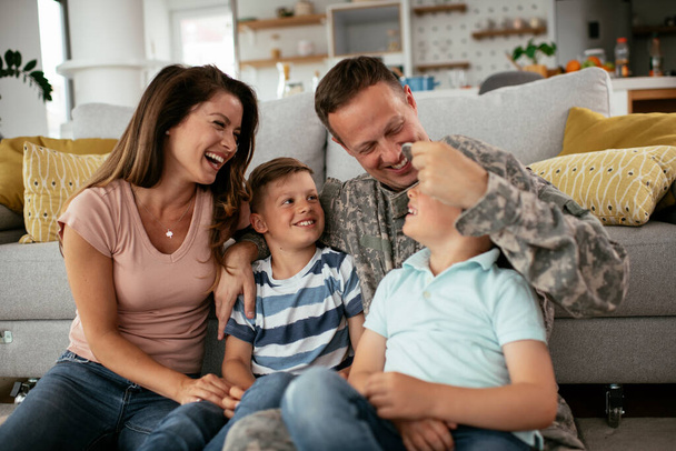 onnellinen perhe viettää aikaa yhdessä kotona sohvalla  - Valokuva, kuva