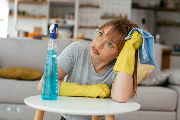 Jovem mulher atraente limpeza em casa  - Foto, Imagem