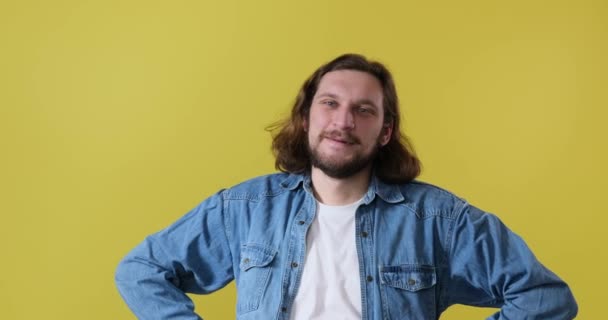 Happy man over yellow background - Footage, Video