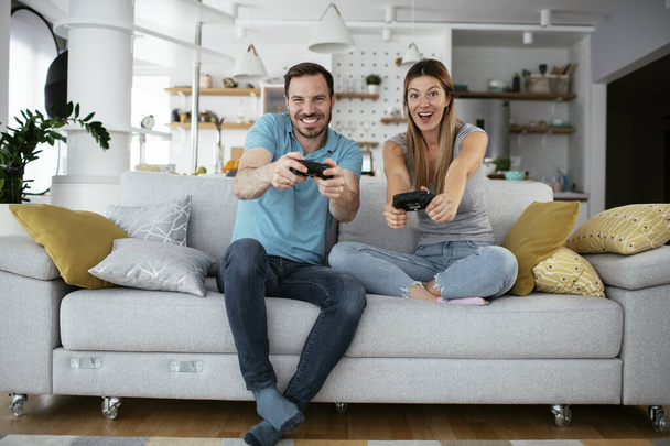 pár játszik videojátékok otthon  - Fotó, kép