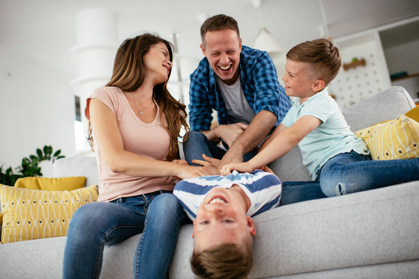 onnellinen perhe viettää aikaa yhdessä kotona sohvalla  - Valokuva, kuva