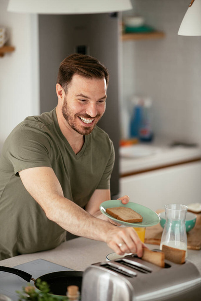 férfi reggelizik a konyhában - Fotó, kép
