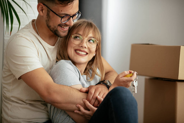 Detailní záběr manžela a manželky držící klíč k jejich novému bytu. - Fotografie, Obrázek