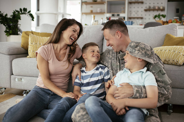 feliz familia pasar tiempo juntos en casa en el sofá  - Foto, imagen
