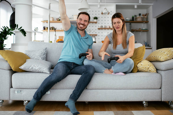 coppia che gioca ai videogiochi a casa  - Foto, immagini